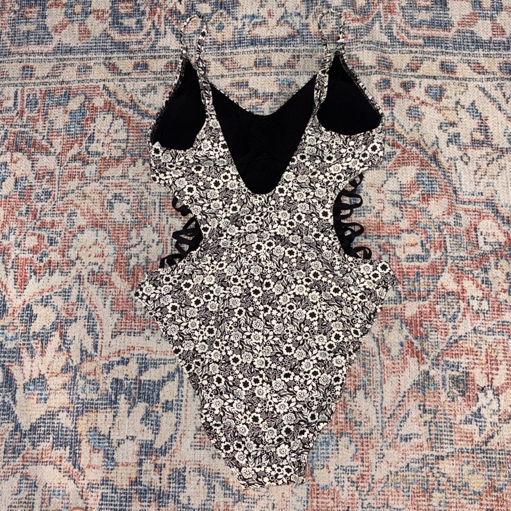 Robin Piccone Aubrey Floral Lace Up One Piece Swimsuit SZ 12 NWOT FLAW - Picture 3 of 5